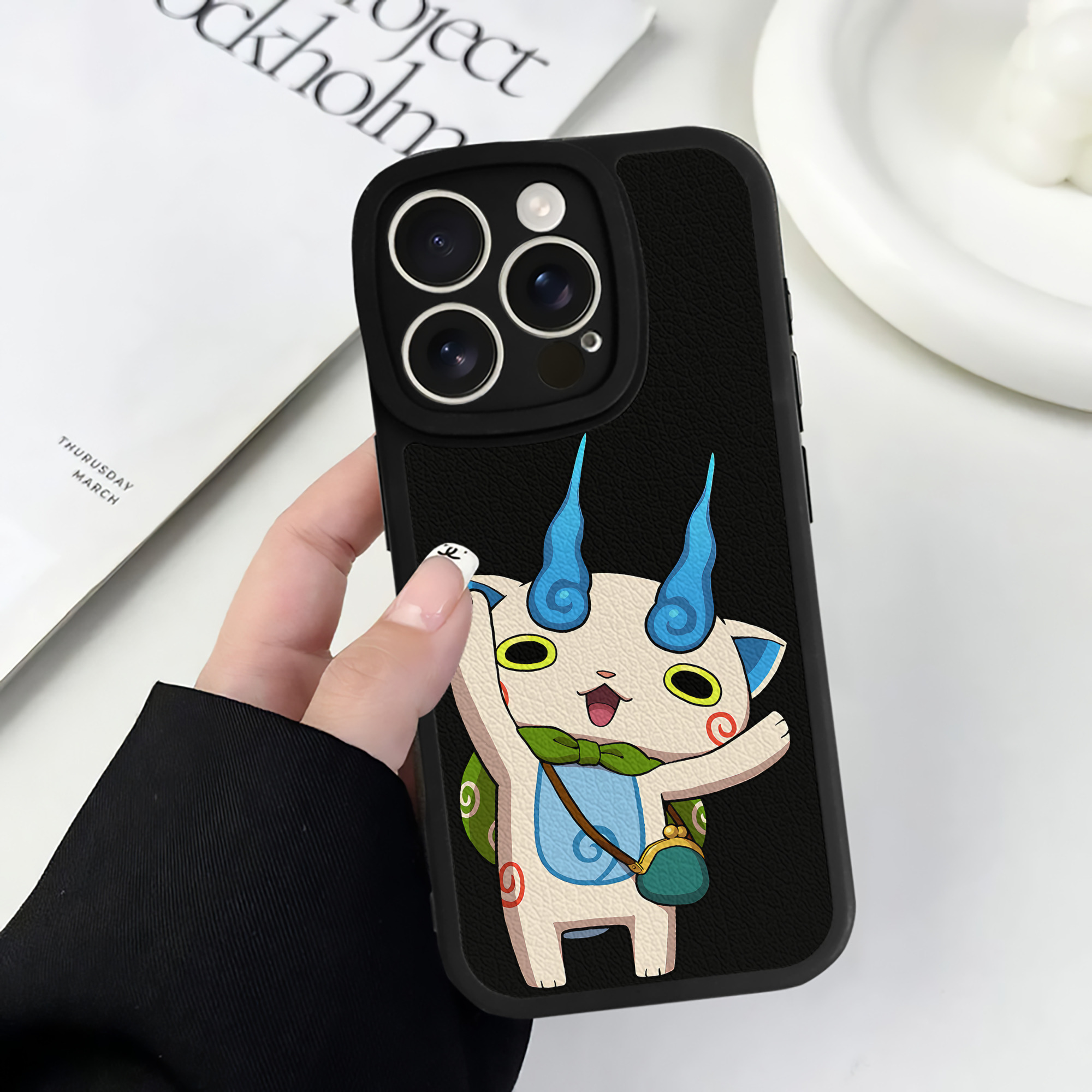 （画像用） 妖怪ウォッチ Yo-kai Watch 【iPhone 16シリーズ対応】シリコンスマホケース（レザー調） 材質：シリコン